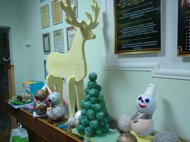 Новорічні прикраси, виготовлені учнями Струсівської школи-інтернату